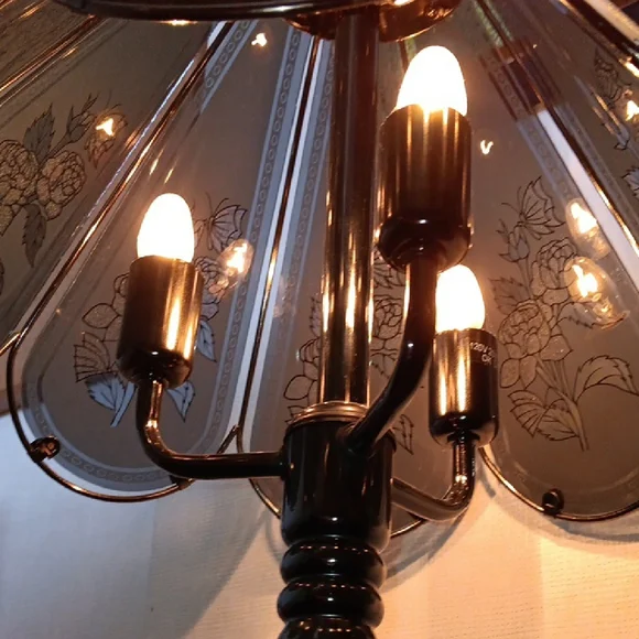 Elegant Vintage Floral Glass Table Lamp - Picture 9 of 11